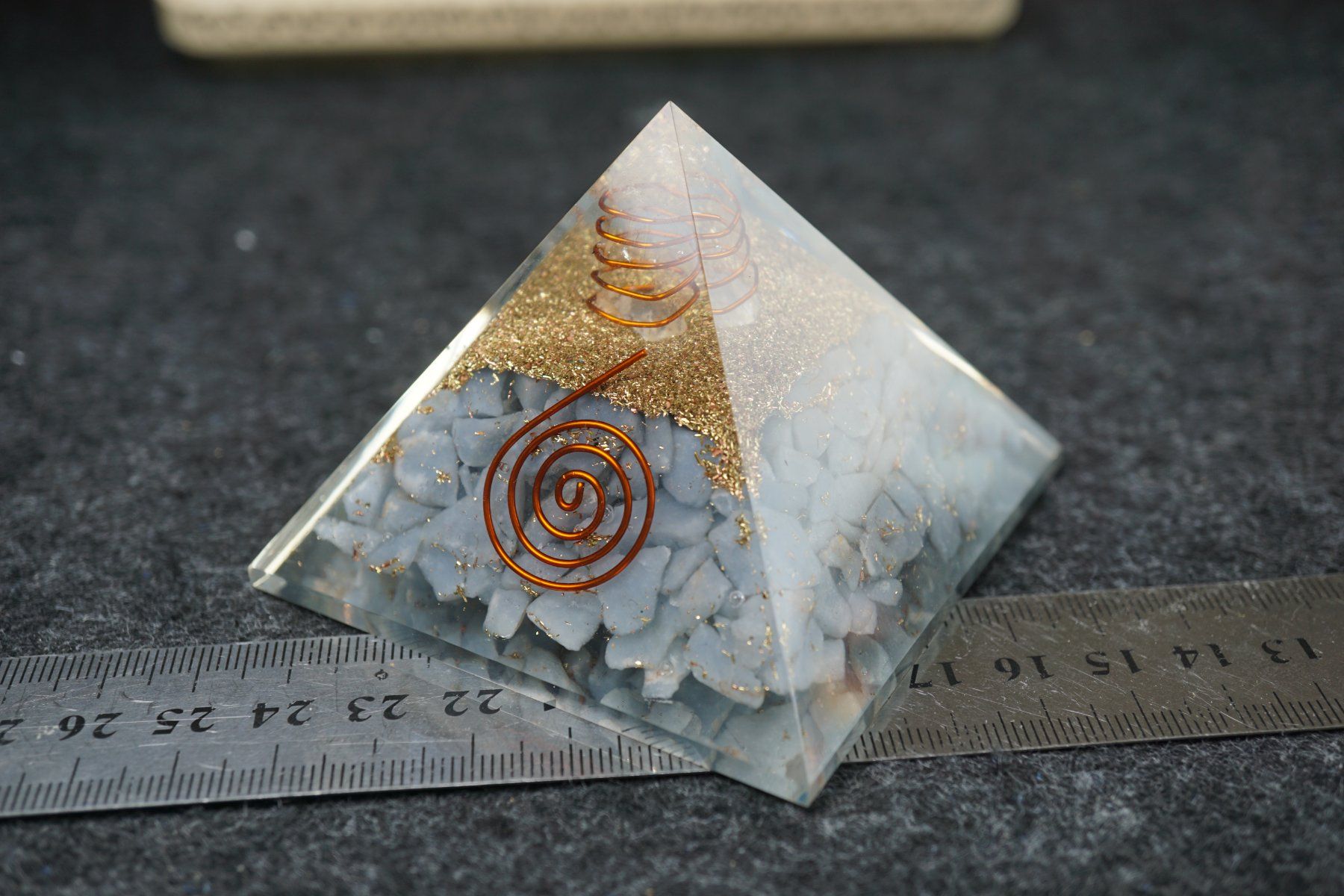 Minerali & Pietre curative: Angelit   -Orgonit - Pyramide 75mm  ab 10.- – Nuovo e nell'imballaggio originale da Eschenbach SG venduto da topstone 4