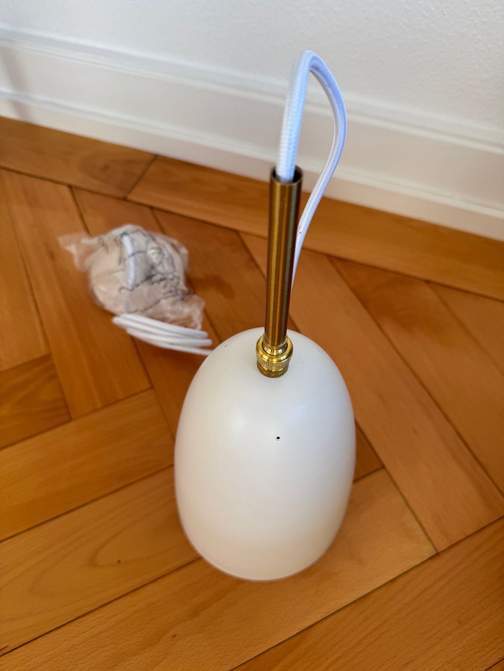 Lampen: Gräshoppa Pendelleuchte Weiss – Neu und originalverpackt aus Zürich von kas_rr5f 3