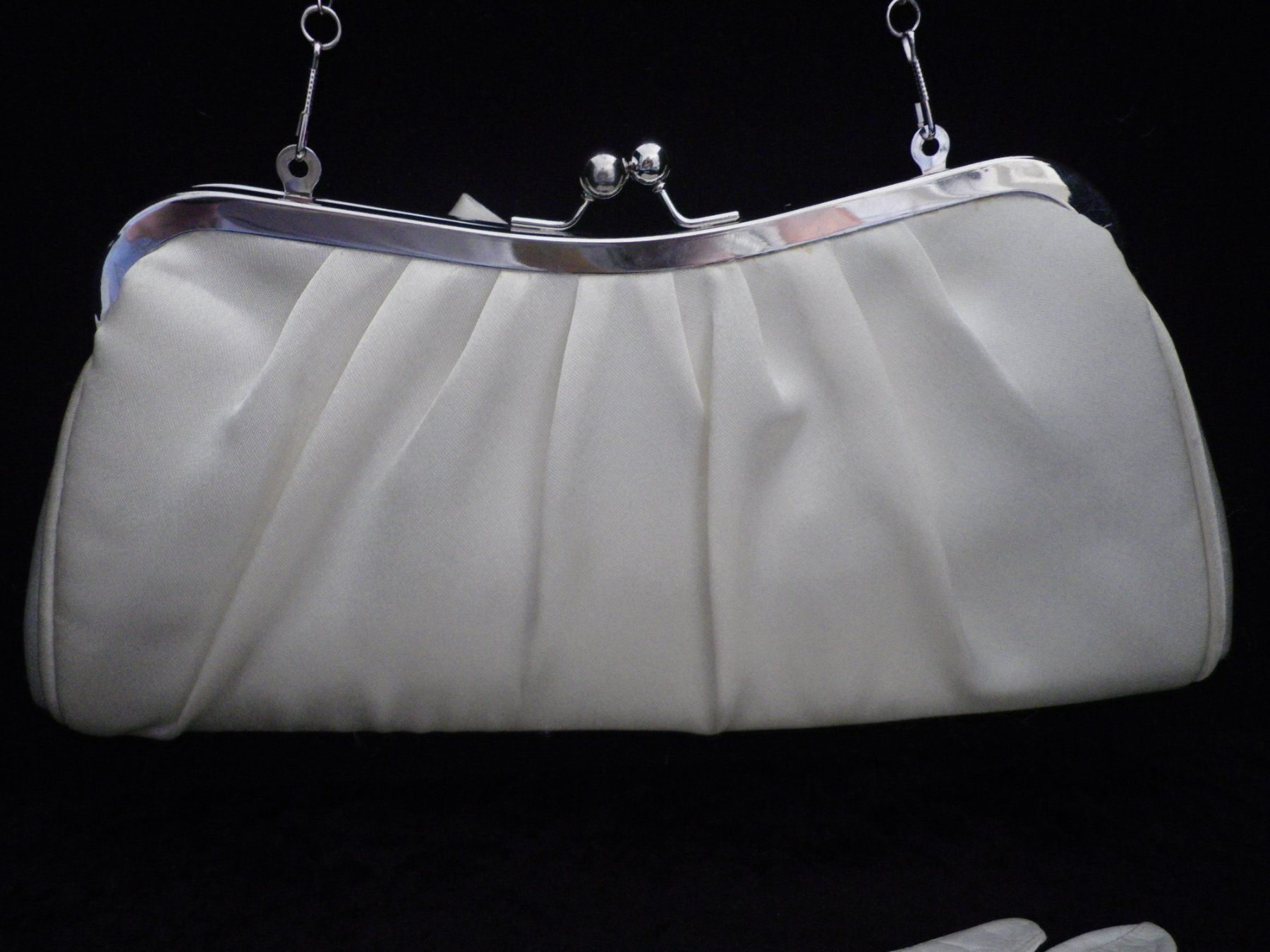 Taschen für Damen: Weisse Clutch mit weissen Lederhandschuh – Gebraucht aus Reinach BL von Annodomini 3