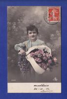 ENFANT - Jeune garçon et fleurs