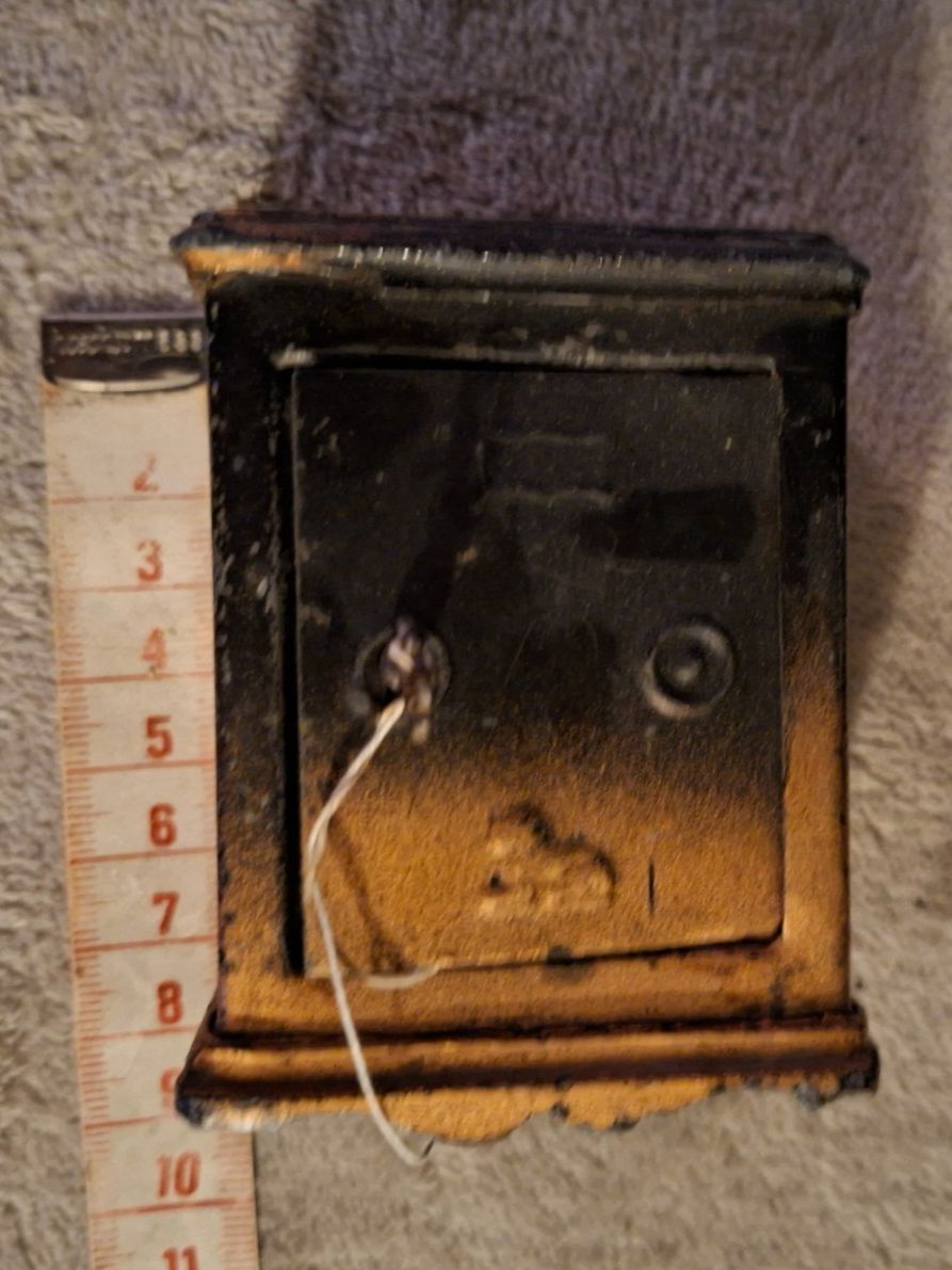 Case e mobili per bambole: Antiker Puppenstubenmöbel Tresor oder Spardose Metall – Usato da Otelfingen venduto da silver-moon 4