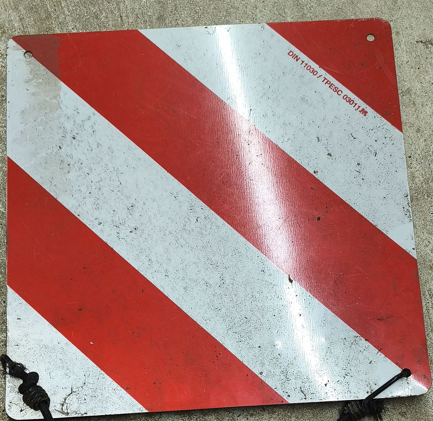 Insegne: Warnschild Schrankenbake Aluminium rot/weiss – Usato da Glashütten venduto da Brockenhaus85 1