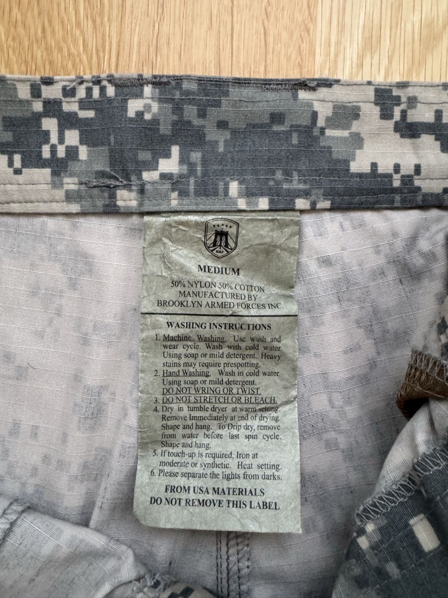 Pantaloni: Digital Camouflage Shorts – Usato da Zürich venduto da ya66in 3