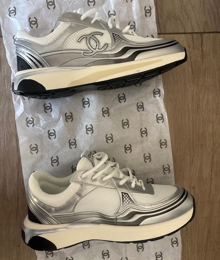 Chanel Herrenschuhe: Chanel Runner Gr. 45, silber – Neu (gemäss Beschreibung) aus Triesen von dardaleni