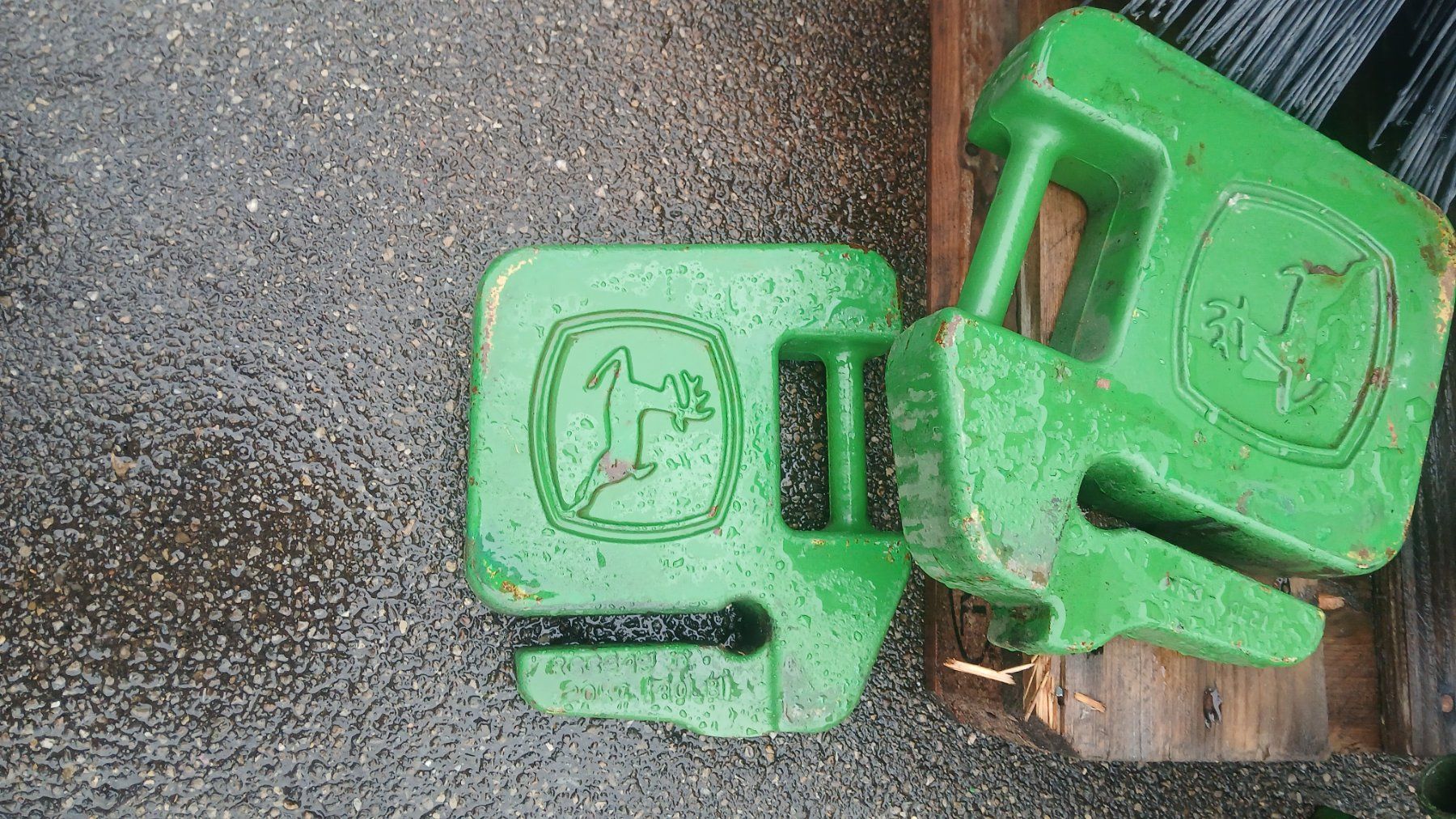 John Deere Tracteurs: 2 Stück Frontgewichte 20kg John Deere – D'occasion à Wallenwil par Luetolf-Technik