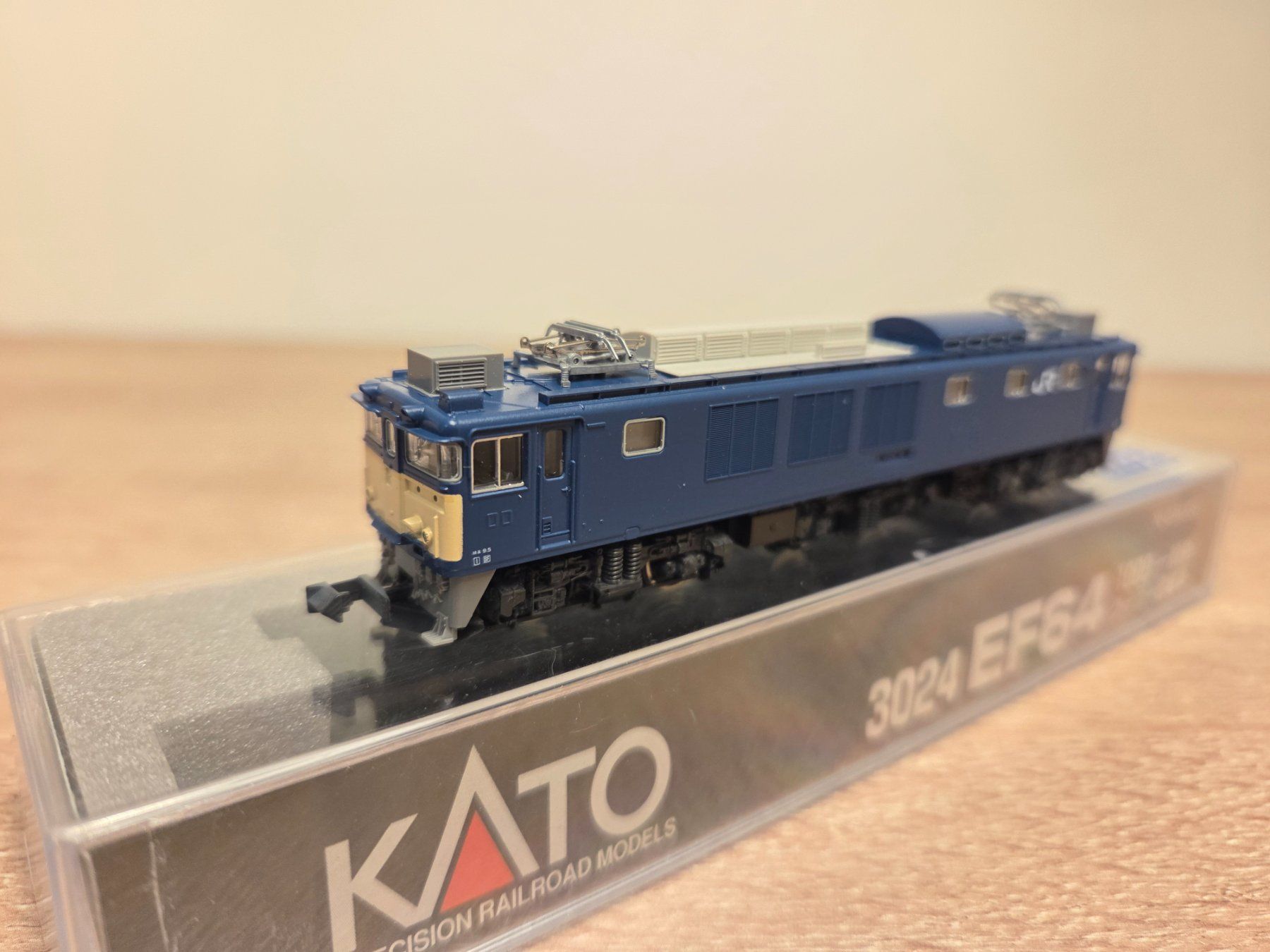 Kato Modellini di ferrovie: Kato N 3024 E-Lok EF64 J.N.R – Nuovo e nell'imballaggio originale da St-Aubin-Sauges venduto da Lo_Go 3