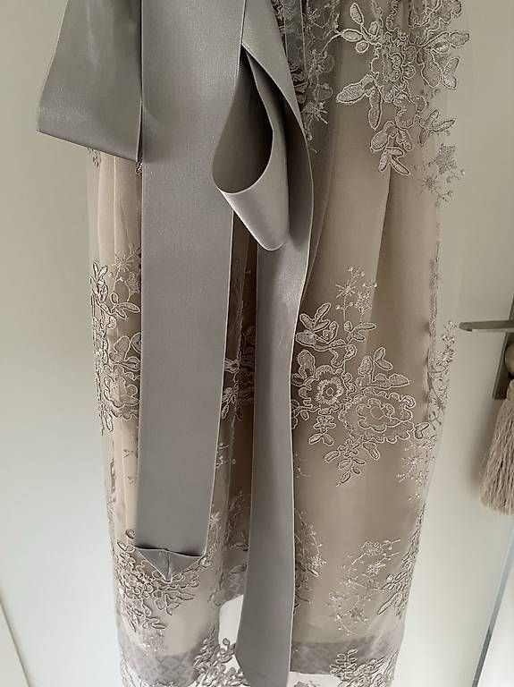 Vestiti: Edles Designer Dirndl mit Spitzen beige – Usato da Winterthur venduto da uri55 2