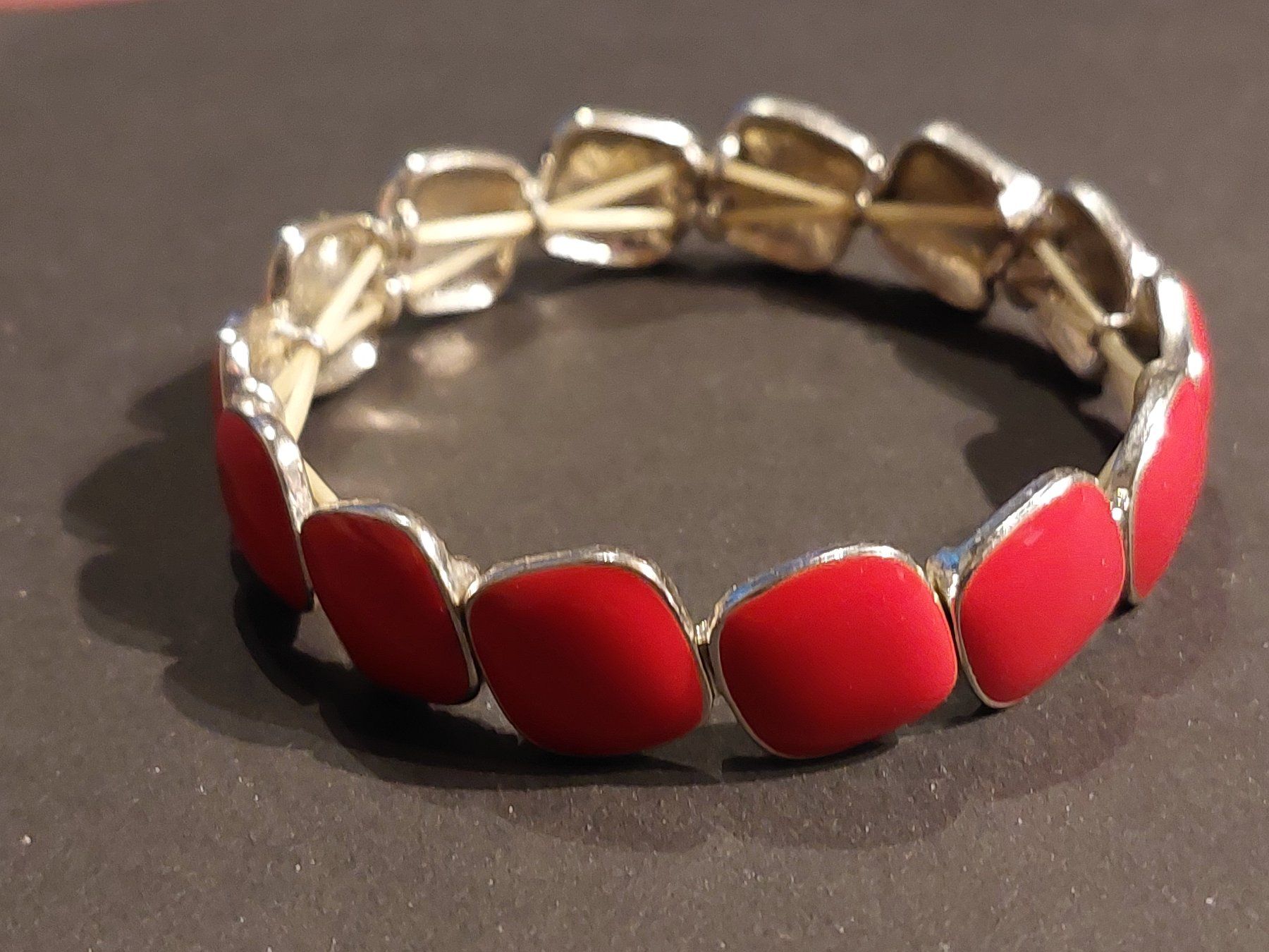 Armbänder & -reifen: Armband elastisch, mit roten Steinen – Gebraucht aus Obfelden von Kleha