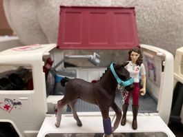 Schleich Pferde-Tierarztwagen und Anhänger