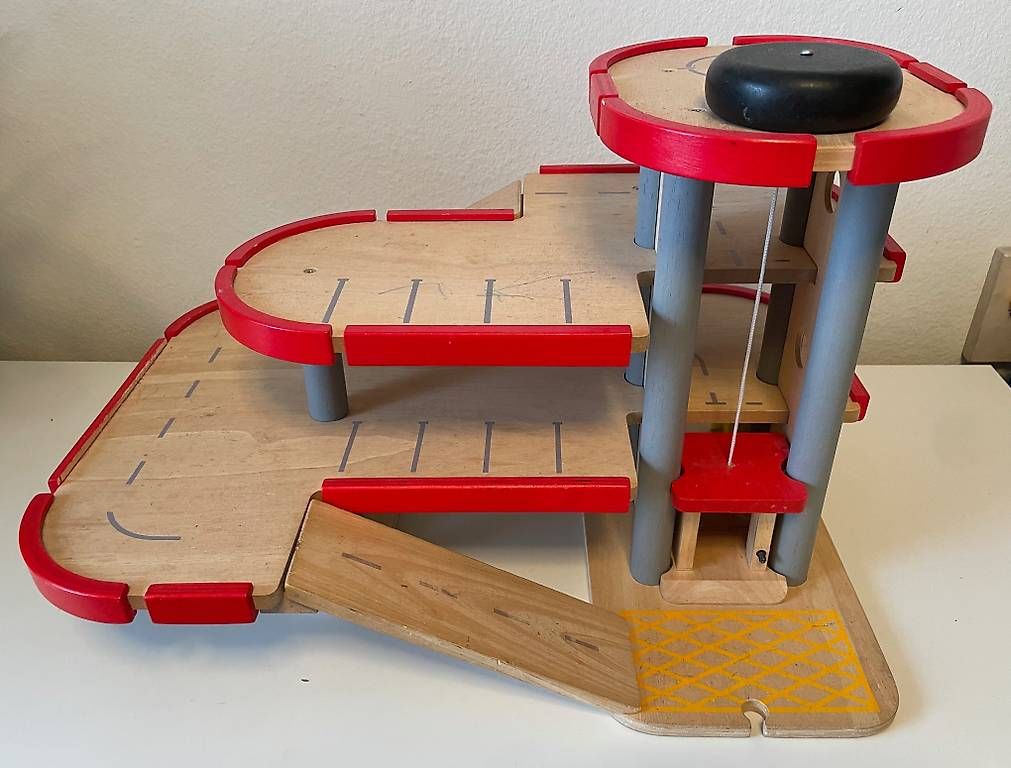 Spielzeuge: Spielgarage aus Holz – Gebraucht aus Kreuzlingen von deGriGri