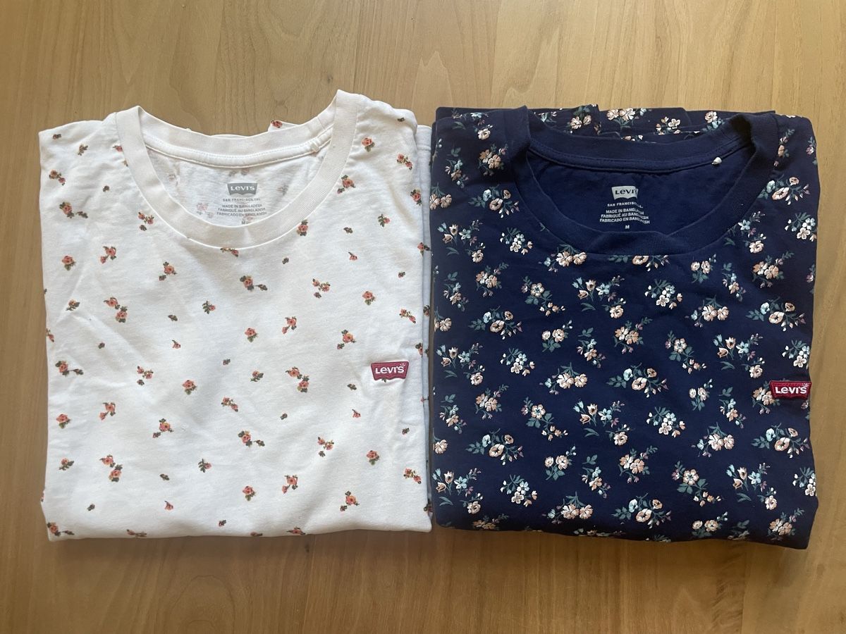 Levi's T-shirts: 2 Levis T-Shirts Blumenmuster Grösse M – D'occasion à Fribourg par Mymikrakra01 1
