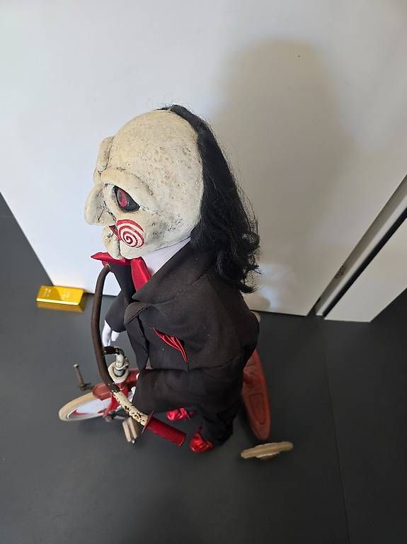 Statuette: Saw Billy Puppe Prop mit Dreirad – Usato da Ermenswil venduto da Ingram0 3