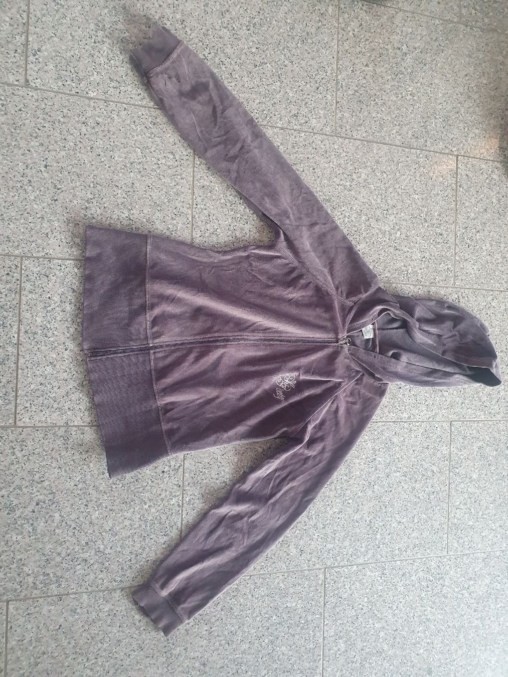 Giacche: Samt Zip-Jacke Grau mit Kapuze – Usato da Moosseedorf venduto da Sonnenschein..