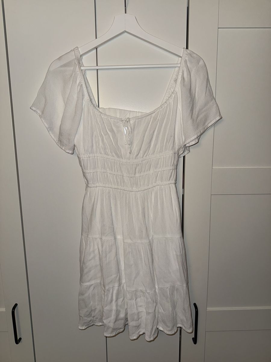 Hollister Robes: Weisses Kleid Hollister Grösse S – D'occasion à Mörschwil par Seegurke18