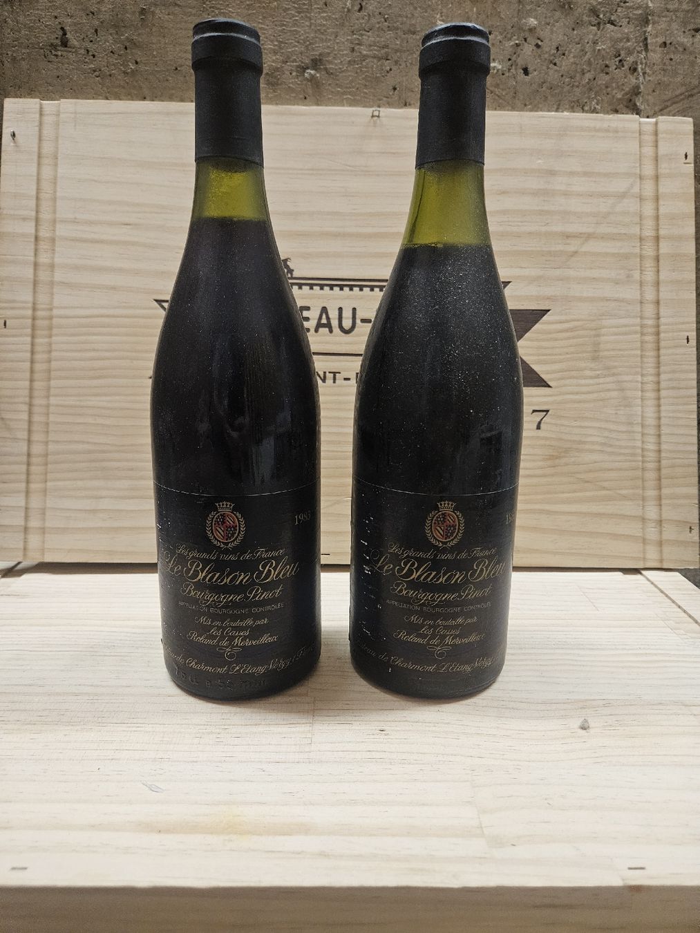 Vino: 2x Le Blason Bleu Bourgogne 1983 – Nuovo e nell'imballaggio originale da Zofingen venduto da WouterSamwel