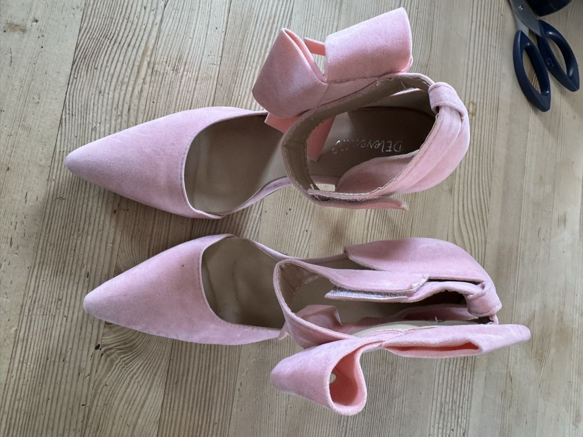 Scarpe da donna: Escarpins roses à noeud, taille 37 – Usato da Veyrier venduto da kimedovapa