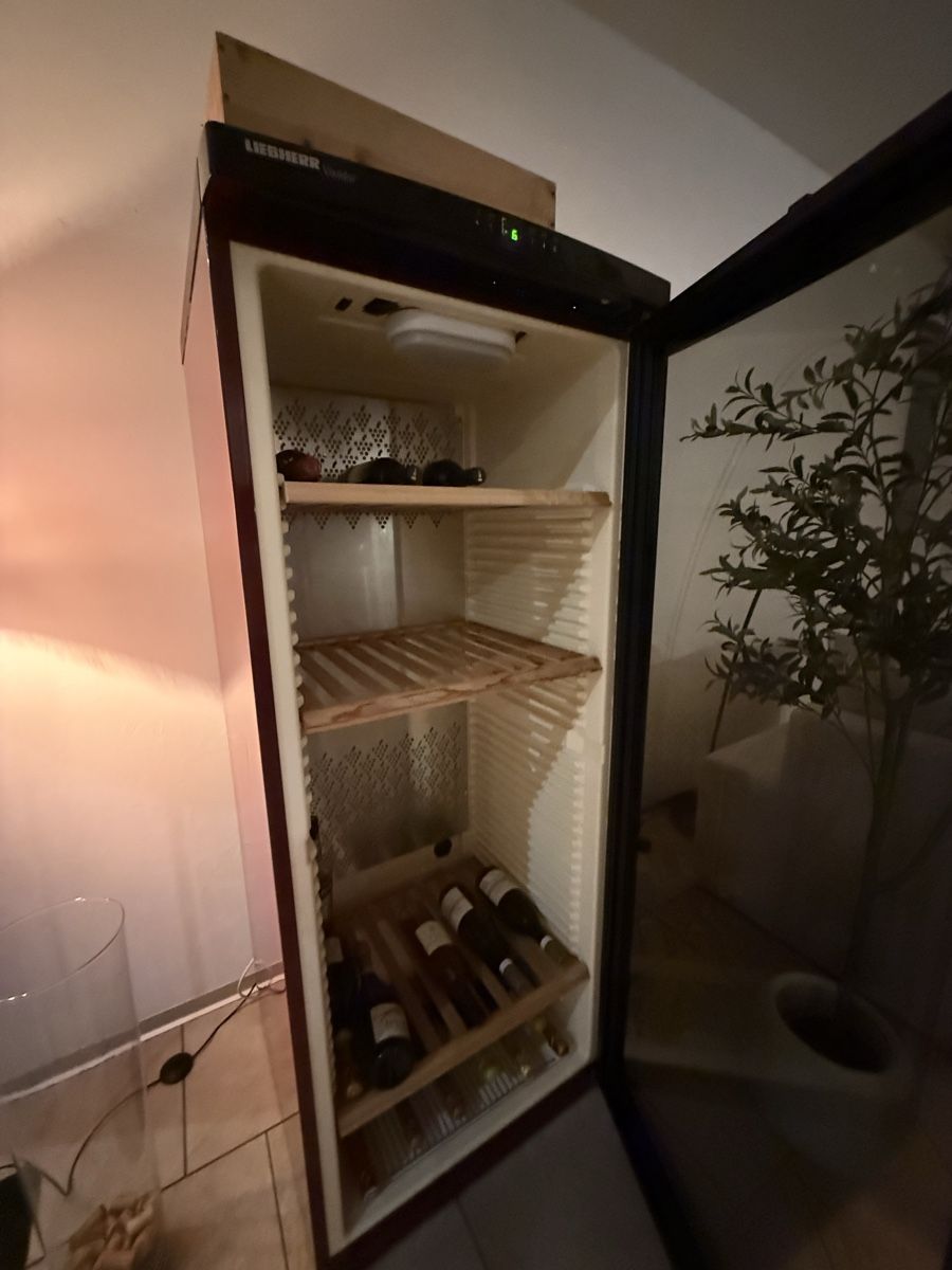 Liebherr Frigoriferi: Liebherr Vinidor 2 Zonen Weinschrank – Usato da Unterseen venduto da Slif00 1
