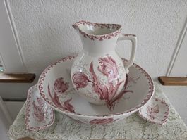 Antiker Krug und Wasserbecken mit Blumenmuster, Keramik