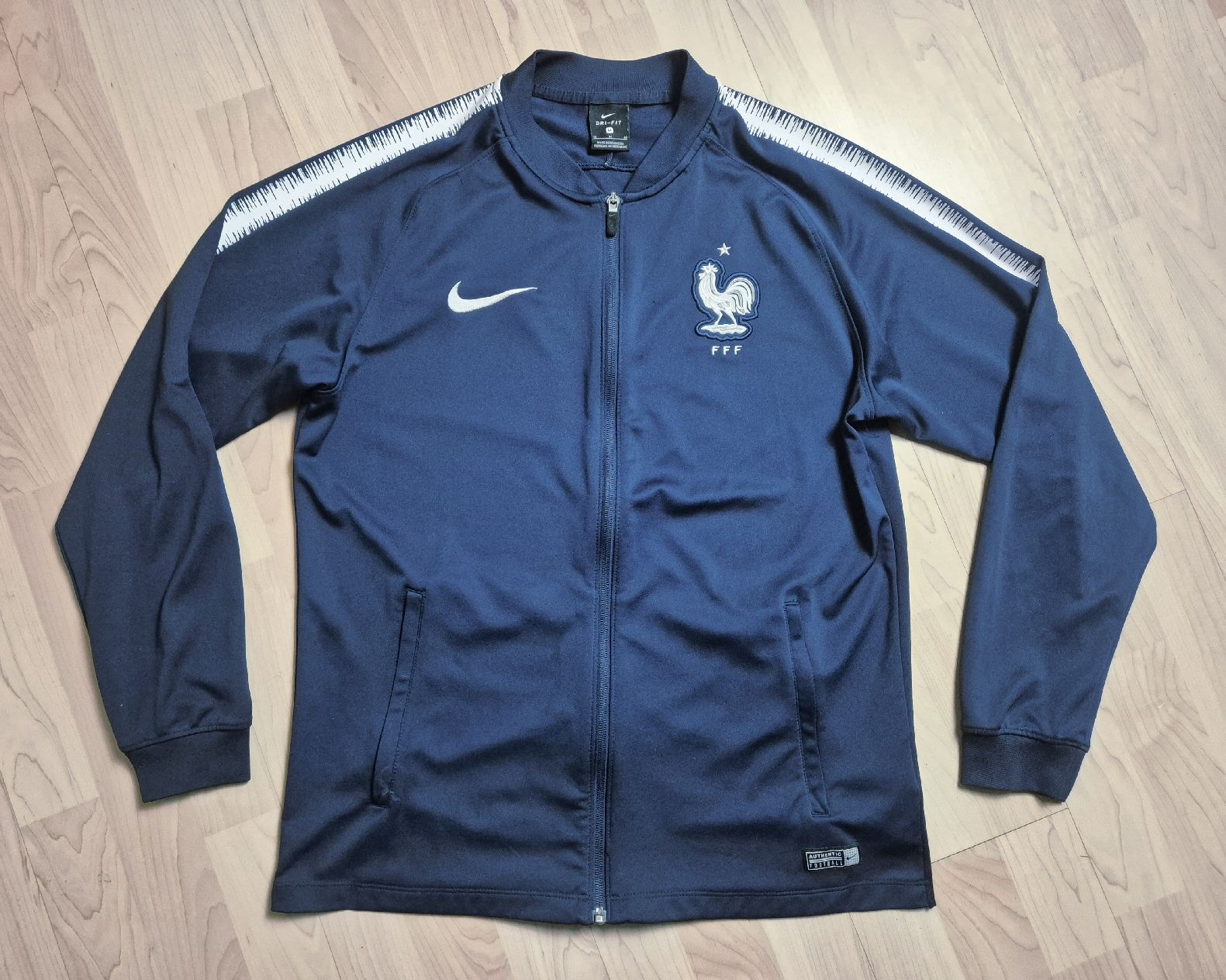 Nike Giacche: Nike 2018 Frankreich Jacke Grösse M – Usato da St. Gallen venduto da CaliSunshine