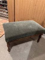 Antiker feder-Hocker mit gedrechselten Beinen