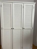 3-türiger weisser Kleiderschrank mit Lamellentüren