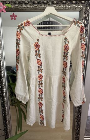 Kleid von Y.A.S beige Gr. M bestickt / NEU ungetragen
