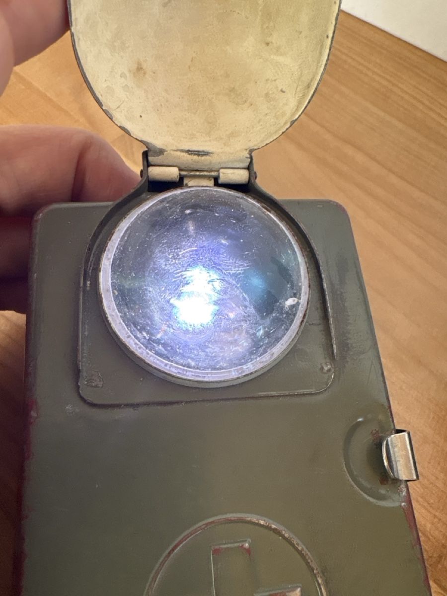 Lampade: 2 alte Militär Taschenlampen – Usato da Rümlang venduto da euqinom16 1