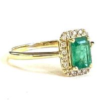 Cocktailring mit 1 Smaragd 0.55ct. und 18 Diamanten, 1.350,-