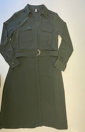 Kleid oliv mit Kragen & langen Armeln, geknöpft, mit Gürtel