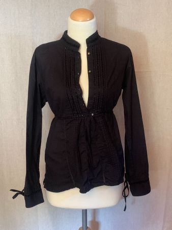 Schwarze Bluse mit orientalischen Stickereien