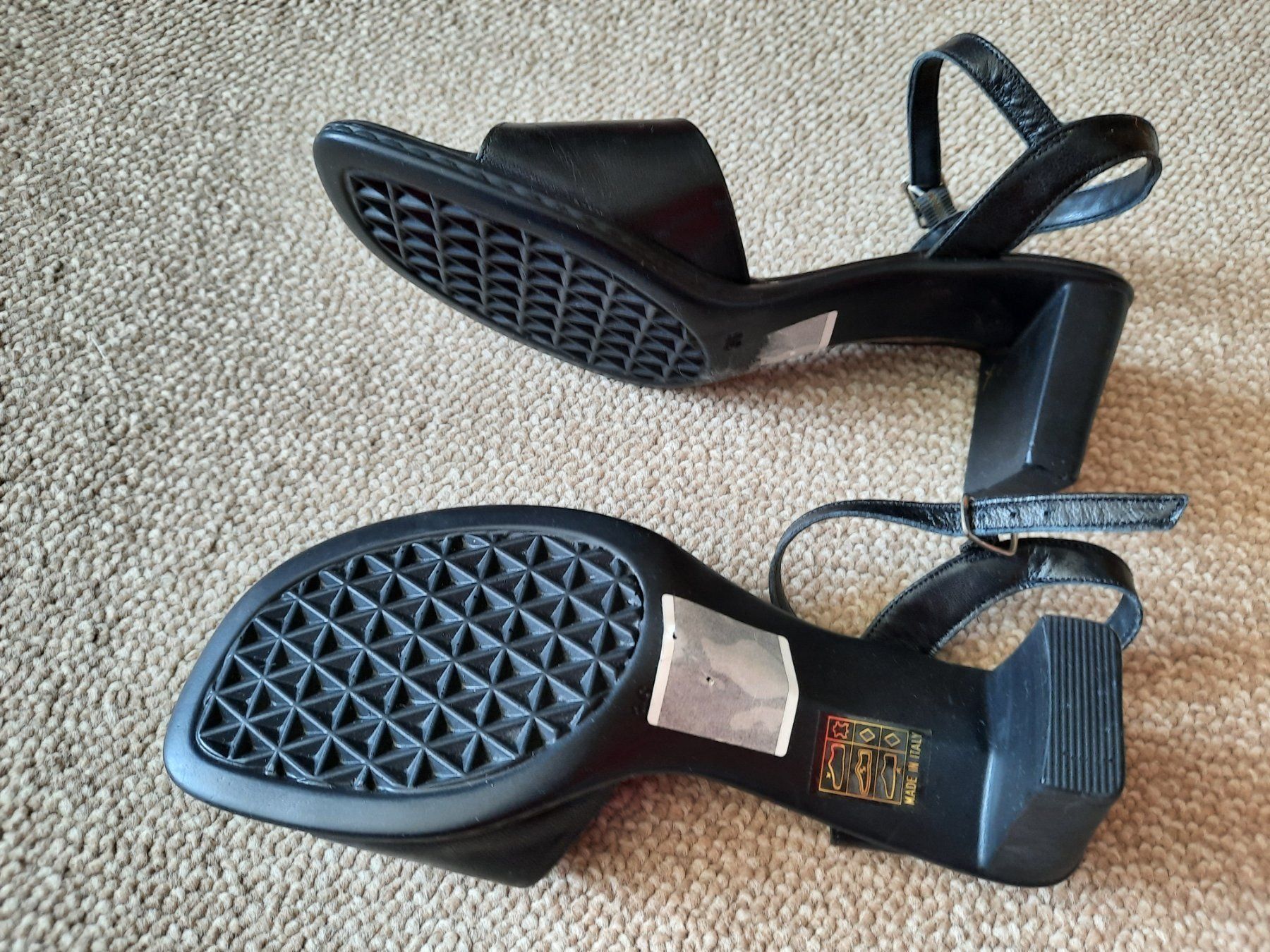 Scarpe da donna: Ledersandalen neu, D, Gr. 36, schwarz – Nuovo (secondo la descrizione) da Herrliberg venduto da AlexandraBopp 1