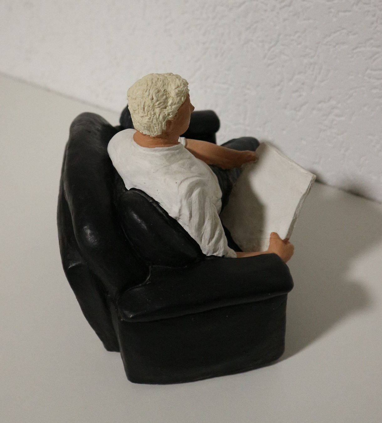 Statuette: Deko-Figur -  Zeitung Mann auf Sofa – Usato da Auw venduto da beretta1966 2