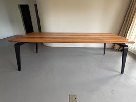 Ligne Roset Esstisch "Odessa", Nussbaum massiv, günstig
