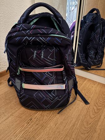 Schulrucksack Satch dunkelblau geometrisches Muster gut erha