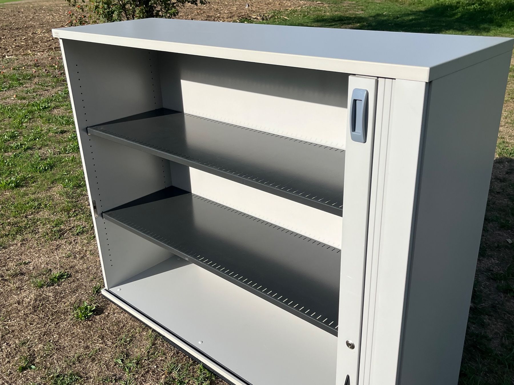 Schränke: Büromöbel mit Rolltüre – Gebraucht aus Allmendingen b. BE von juair 8