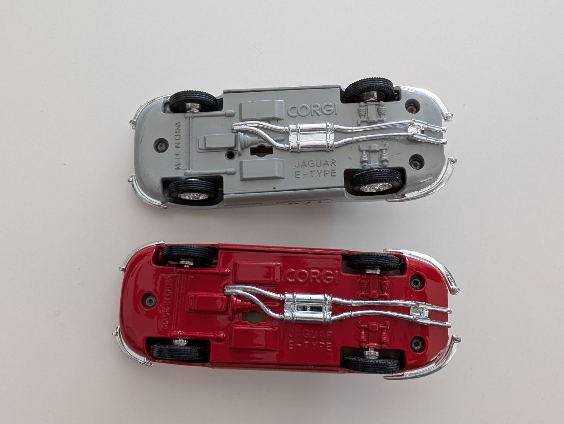 Jaguar Modellini d'auto: 2 Modellautos Jaguar Racing E-Type Supercats – Nuovo e nell'imballaggio originale da Jegenstorf venduto da nad_6gms 3