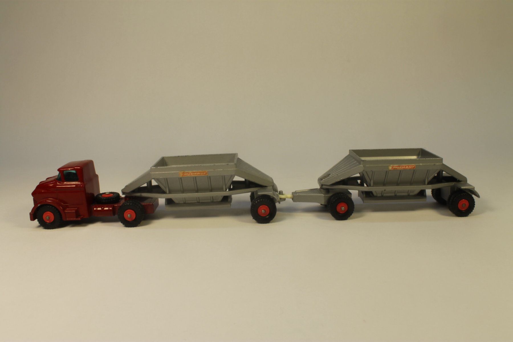 Matchbox Modellini d'auto: Matchbox Major Pack M4B GMC Fruehauf Hopper – Usato da Zofingen venduto da Trukli58