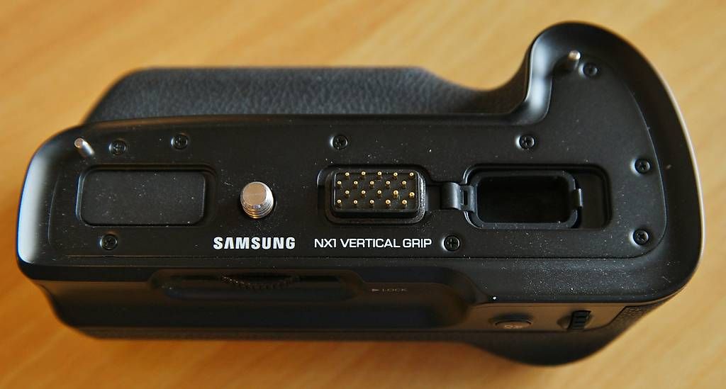 Fotocamera: Vertical Gripp zu Samsung NX1 – Usato da Basel venduto da laverda75 1