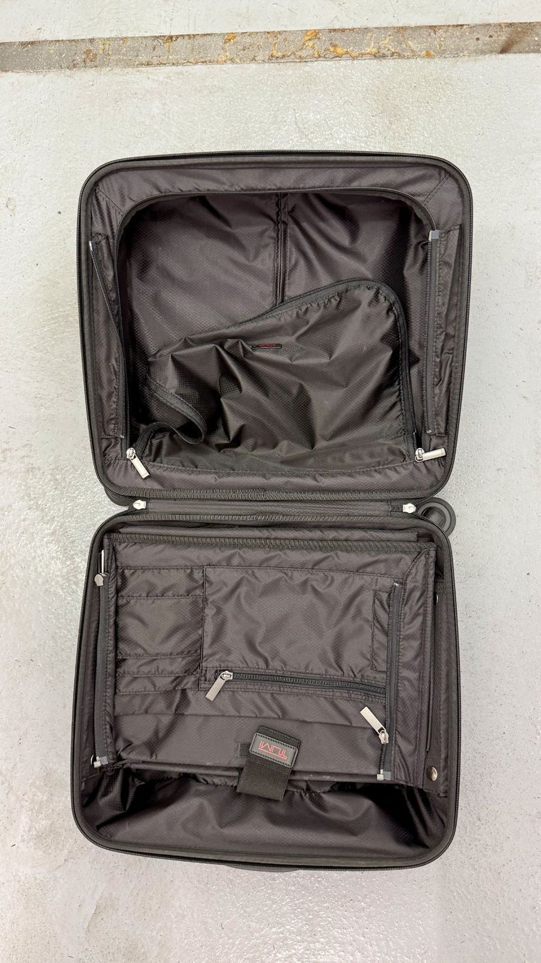 Tumi Reisekoffer: Tumi V3 Compact 4 wheel brief black – Gebraucht aus Chêne-Bourg von andrel42 5