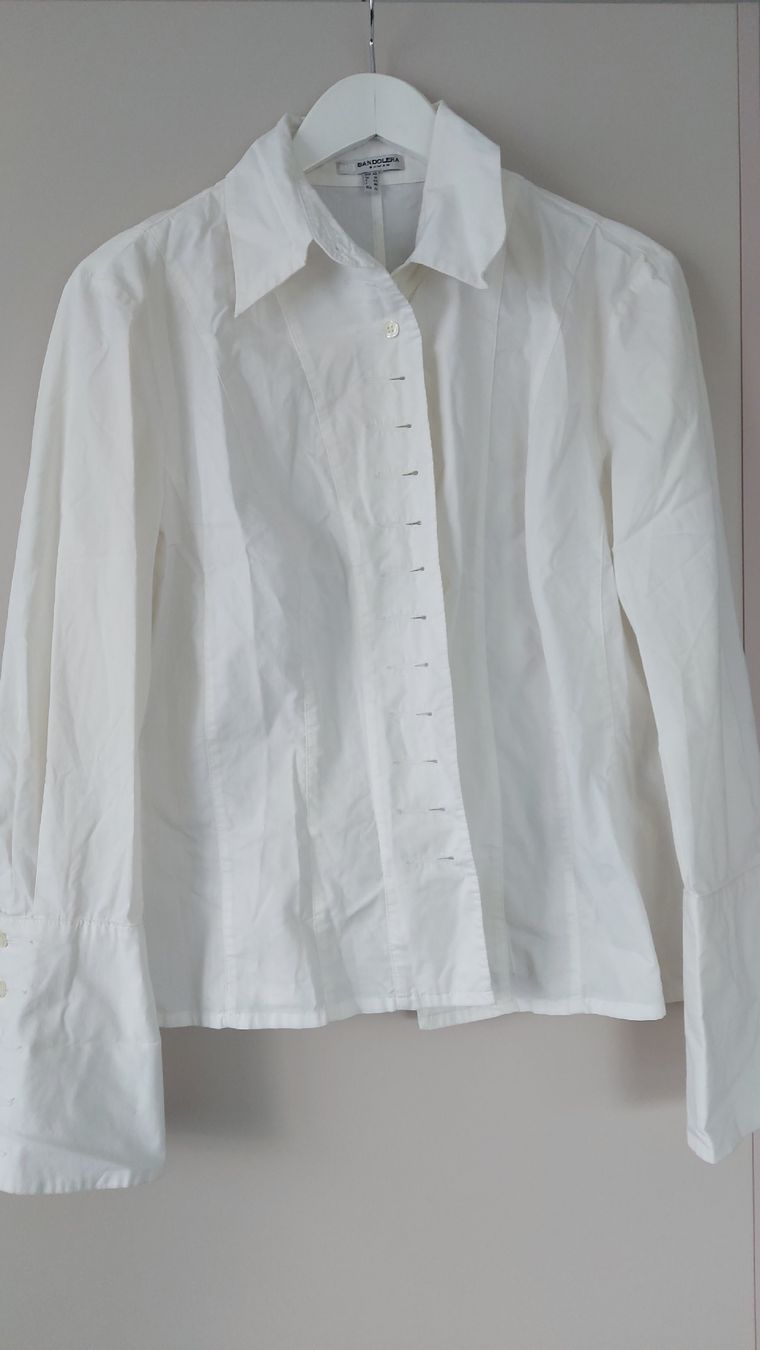 Camicette: Weisse Bluse von Bandolera mit spezieller Knopfleiste, Gr.42 – Usato da Pfäffikon ZH venduto da siae