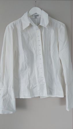 Weisse Bluse von Bandolera mit spezieller Knopfleiste, Gr.42