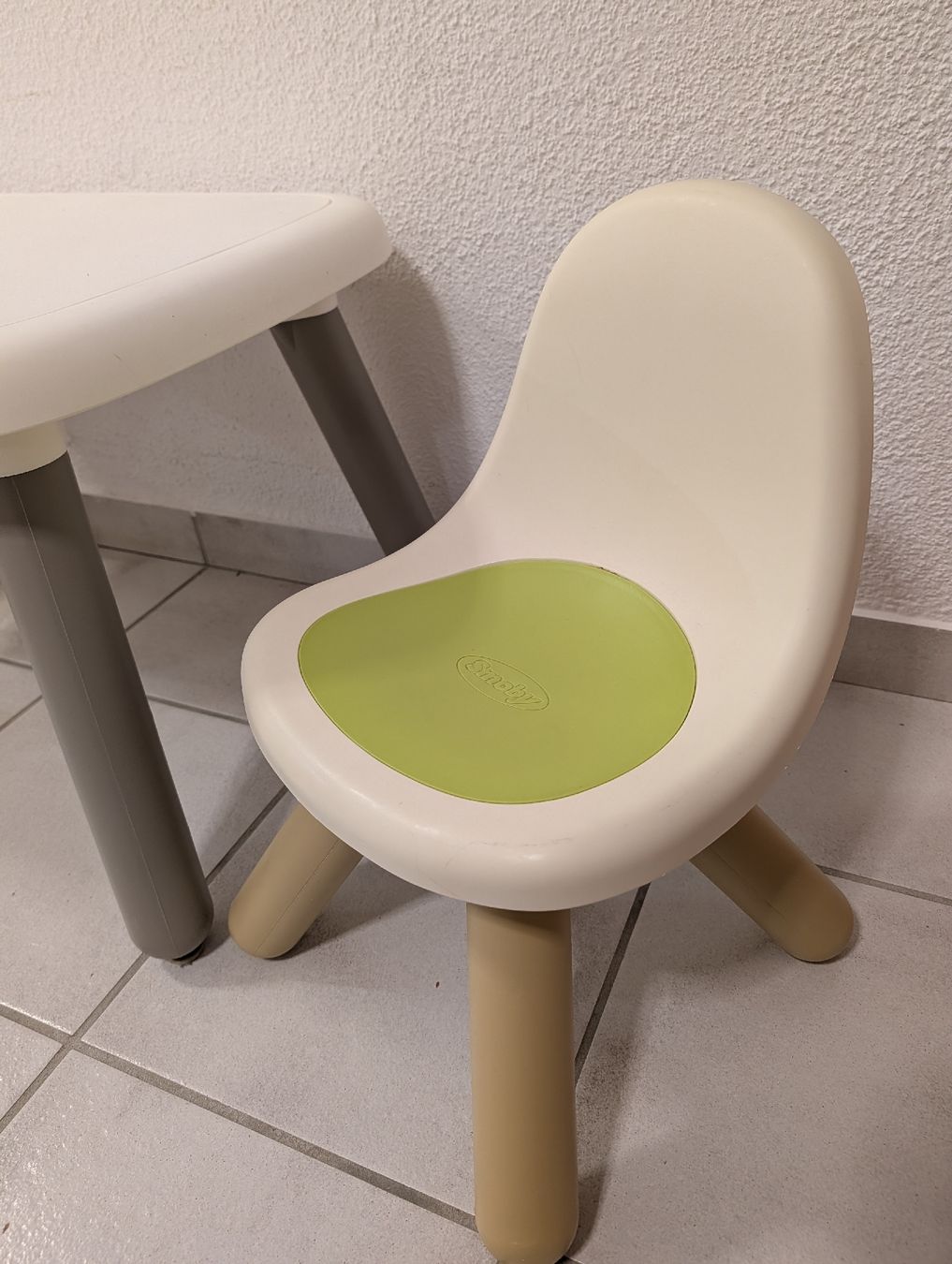 Set di tavolo e panche: Smoby Kindertisch mit 2 Stühlen – Usato da Heiligkreuz (Mels) venduto da stolzesbuebemami 1