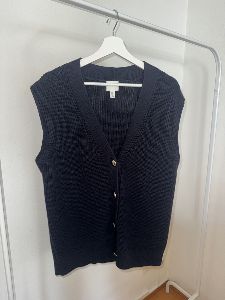 H&M Gilet & Giacche senza maniche: Strickweste dunkelblau Grösse M neuwertig – Usato da Zürich venduto da s.o13