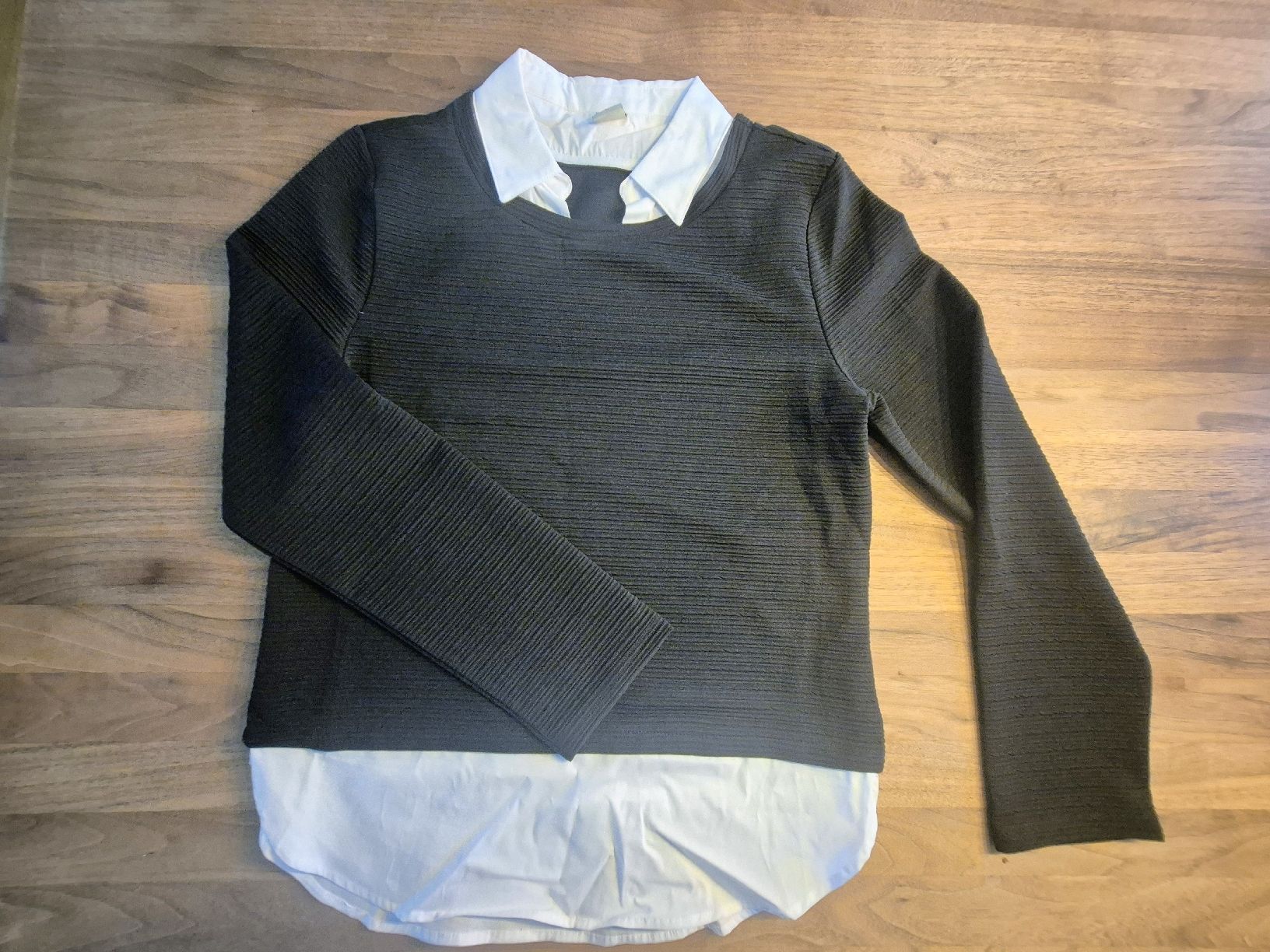 Zebra Pullover & Sweatshirts: Damen Pullover mit Kragen schwarz Grösse M NEU – Neu und originalverpackt aus Näfels von Chanel.05