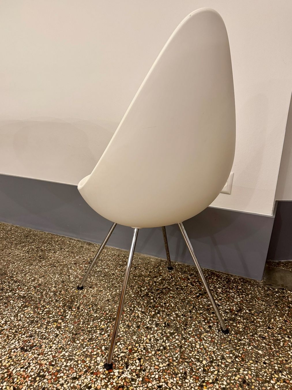 Fritz Hansen Chaises: Fritz Hansen - Arne Jacobsen Drop Chair – D'occasion à Bern par jensstr1979 1