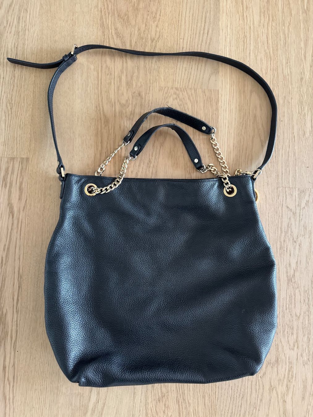 Michael Kors Taschen für Damen: Schwarze Michael Kors Handtasche mit Golddetails – Gebraucht aus Inwil von san_zh 1