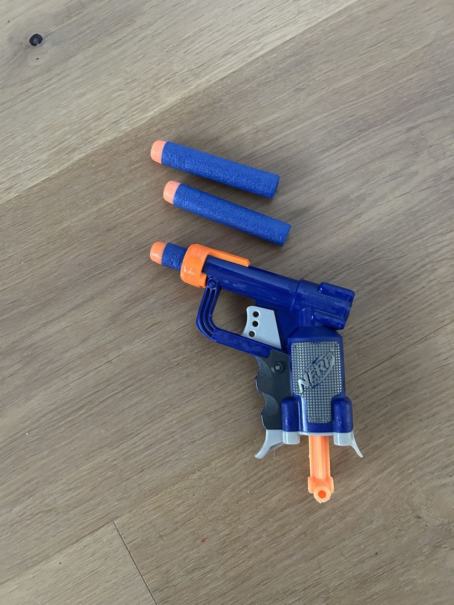 Nerf Giocattoli: Nerf Spielzeugpistole blau mit 2 Darts  – Usato da Unterlangenegg venduto da Dodo2108