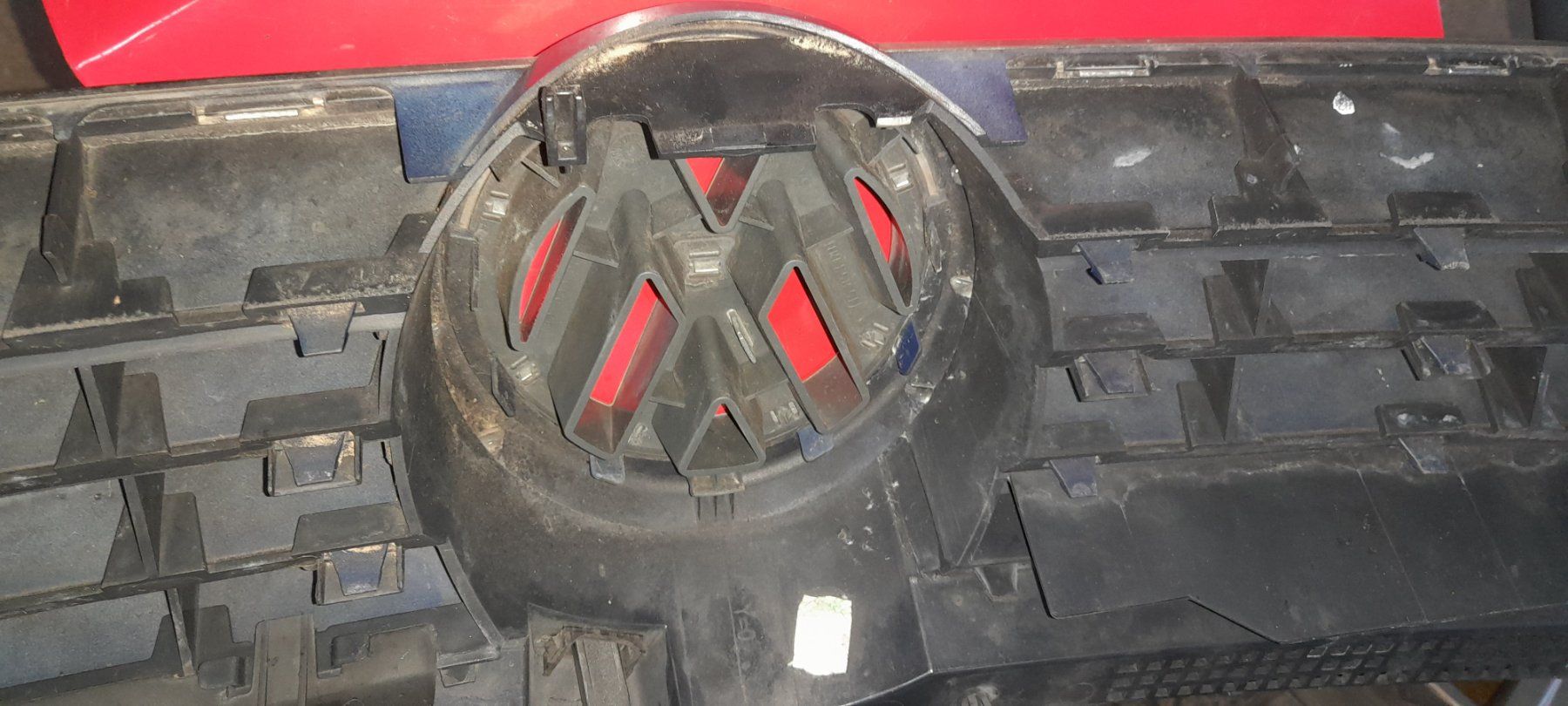 Tutti pezzi di ricambio auto: Kühlergrill VW Bora – Usato da Cham venduto da vento9 2