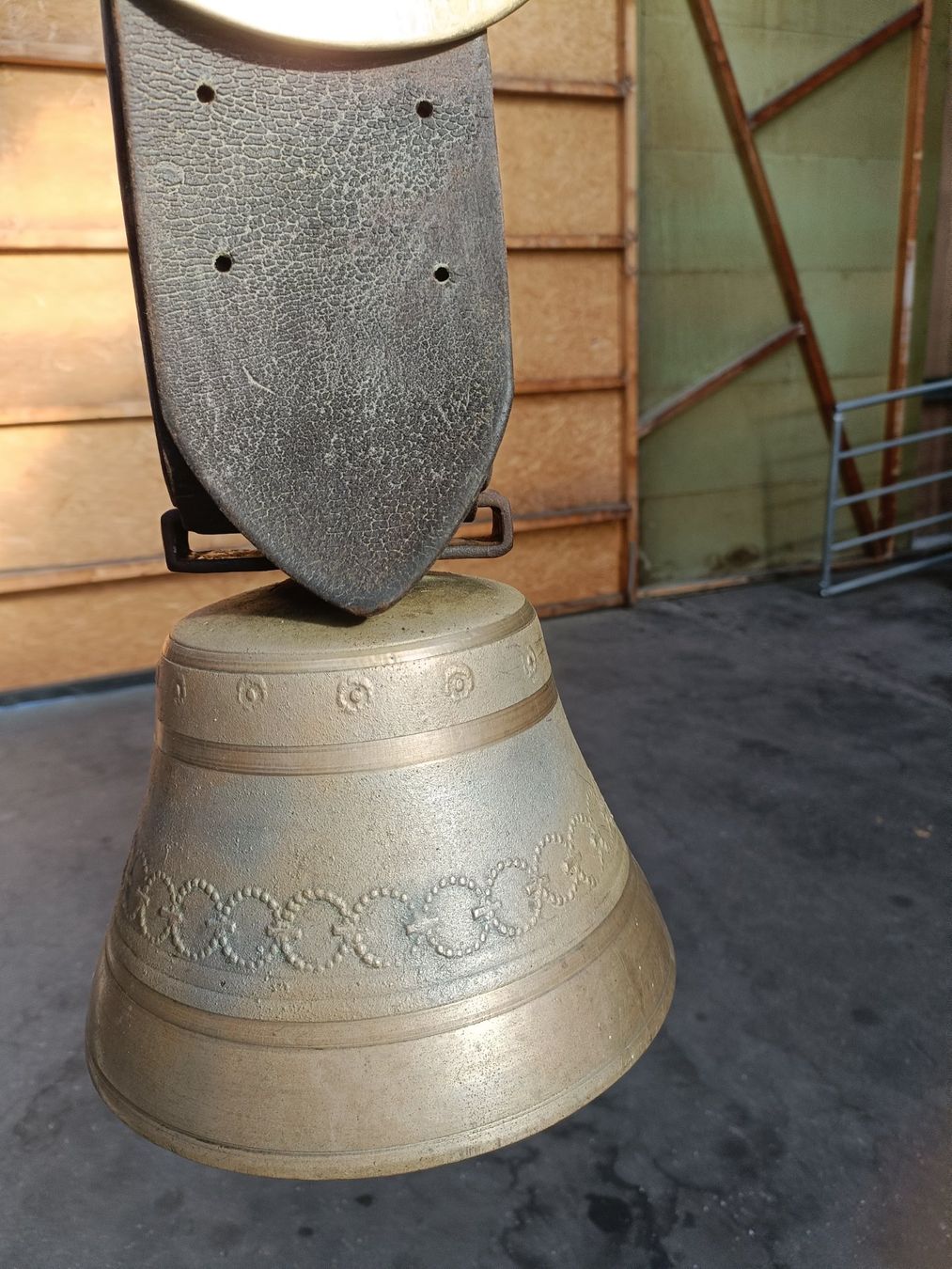 Campanacci mucche: Alte Glocke mit Schweizer Kreuz. – Usato da Däniken SO venduto da Osysseas 1