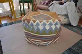 Magnifique pouf carré, aux motifs ethniques